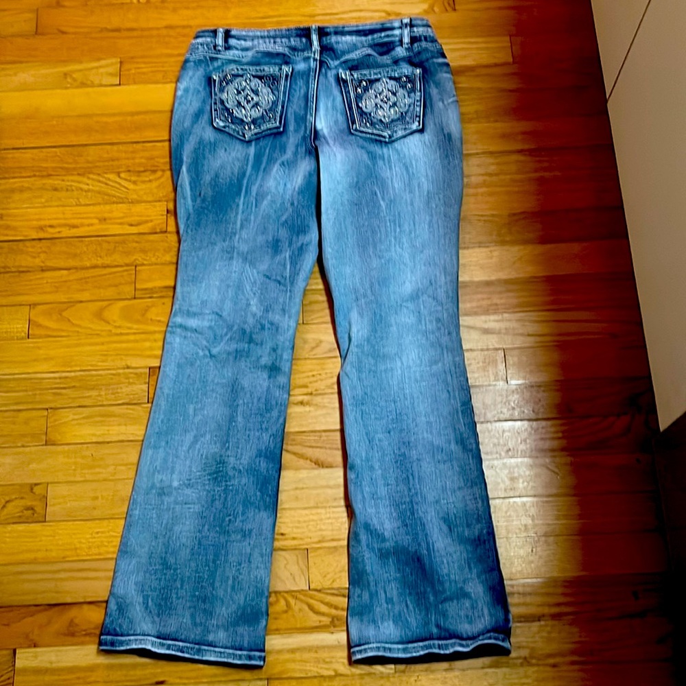 Contemporary blue women’s jeans size 14. Brand establish 1946 denim.
